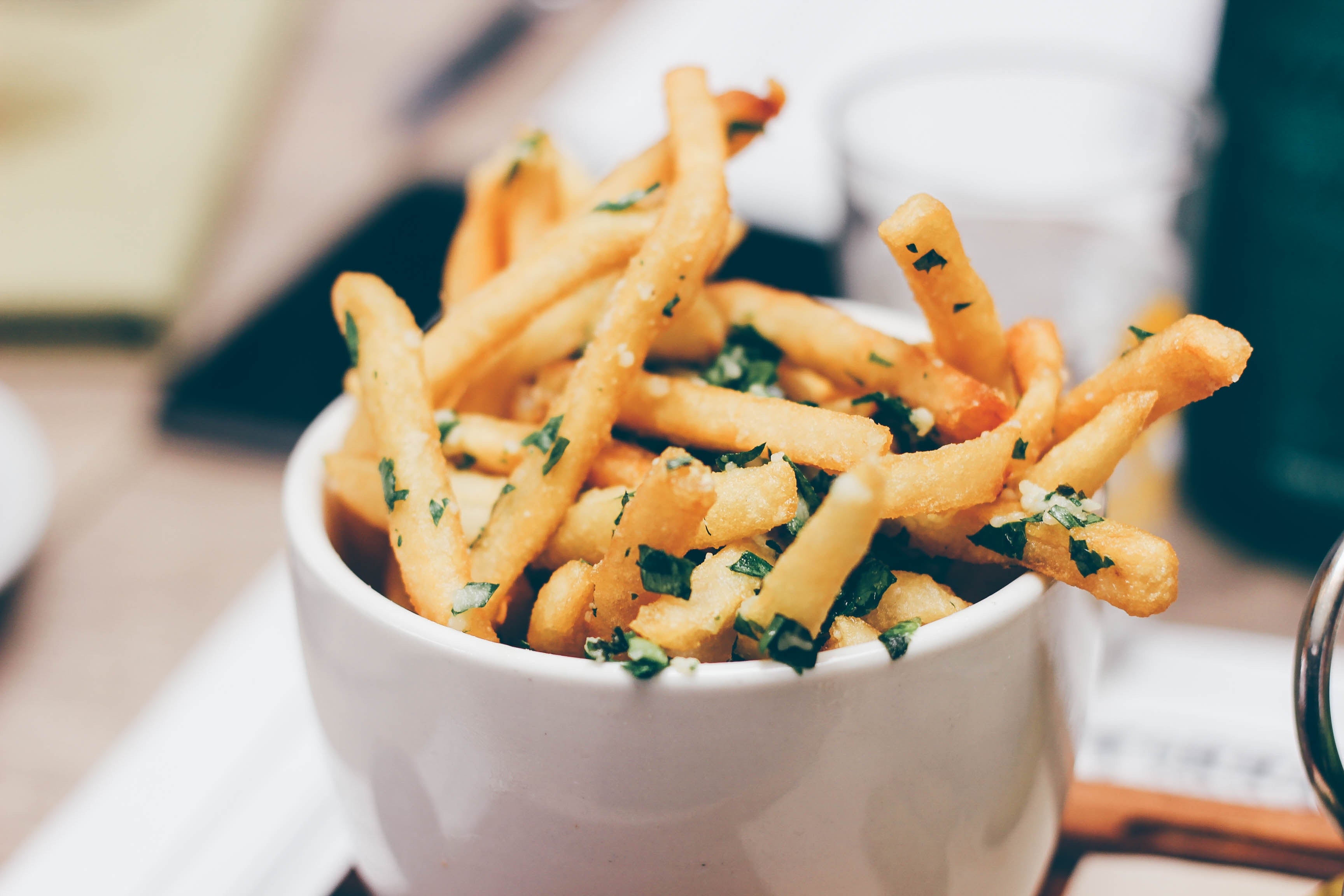 Cambia las papas fritas por batatas. ¡Son mejores!